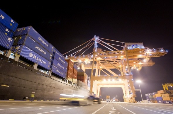 ▲ 지난 5일밤 평택항 컨테이너 부두 평택컨테이너터미널(PCTC)에서 갠트리 크레인(Gantry Crane)이 컨테이너 하역작업을 하고 있다.ⓒ뉴데일리