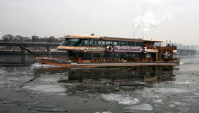 ▲ 얼어붙은 한강 위를 유람선이 얼음을 깨며 운행하는 모습ⓒ서울시