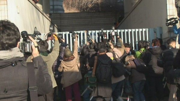 ▲ 7일 오전 서울중앙지방법원에서 철문을 닫고 비공개로 탤런트 김성민을 호송하는 가운데, 김성민의 모습을 담기 위해 모여든 취재진이 닫힌 문 앞에서 진을 치고 있는 모습.  ⓒ 뉴데일리