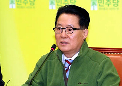 ▲ 박지원 민주당 원내대표가 폭설로 피해를 입은 포항에 조속한 복구를 당부한 이명박 대통령을 '포항 대통령'이라 비난, 포항 시민들로부터 항의를 받았다. ⓒ 연합뉴스