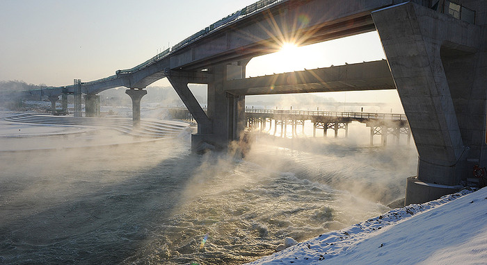 ▲ 1월 6일 이포보 풍경. 환경단체가 불법점거했던 권양대 위로 공도교 상판이 연결돼 있다.