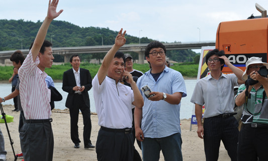 ▲ 창조한국당 유원일의원이 불법 점거 농성 첫날 현장을 방문 농성자에게 전화를 걸어 격려하고 있다.