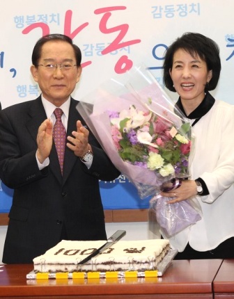 ▲ 박선영 대변인이 10일 대변인직 수행 1000일을 맞아 이회창 선진당 대표로부터 꽃다발을 받고 기뻐하고 있다. ⓒ 연합뉴스