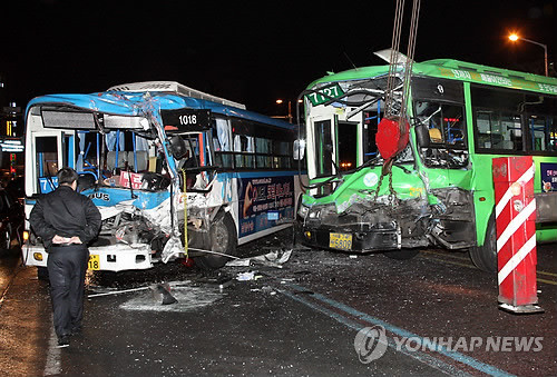 ▲ 지난 4일 경기도 고양시에서 일어난 버스 3대 연쇄 추돌 사고 현장. 이날 사고로 42명이 중.경상을 입었다ⓒ연합뉴스
