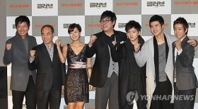 ▲ 영화 '글러브' 언론시사회에서 배우 정재영, 강신일, 유선, 조진웅, 김혜성, 장기범, 이현우(왼쪽부터)가 포즈를 취하고 있다.  ⓒ 연합뉴스