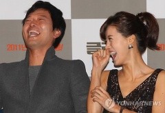 ▲ 10일 왕십리 CGV에서 열린 영화 '글러브' 언론시사회에서 배우 정재영과 유선이 간담회를 갖고 있다. ⓒ 연합뉴스