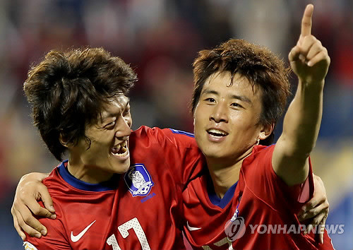 ▲ 구자철이 11일 오전(한국시간) 카타르 도하 알가라파 스타디움에서 열린 아시안컵 C조 한국 대 바레인 경기에서 첫 골을 성공시킨 후 이청용과 환호하고 있다.