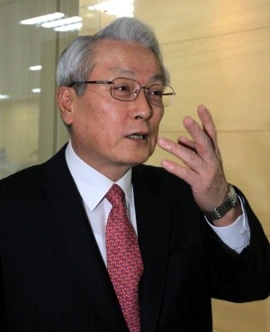 ▲ 사퇴압박을 받고 있는 정동기 감사원장 후보자가 11일 오전 서울 서초구 서초동 정부법무공단으로 출근한 뒤 거취를 묻는 취재진의 질문에 답하고 있다. ⓒ 연합뉴스