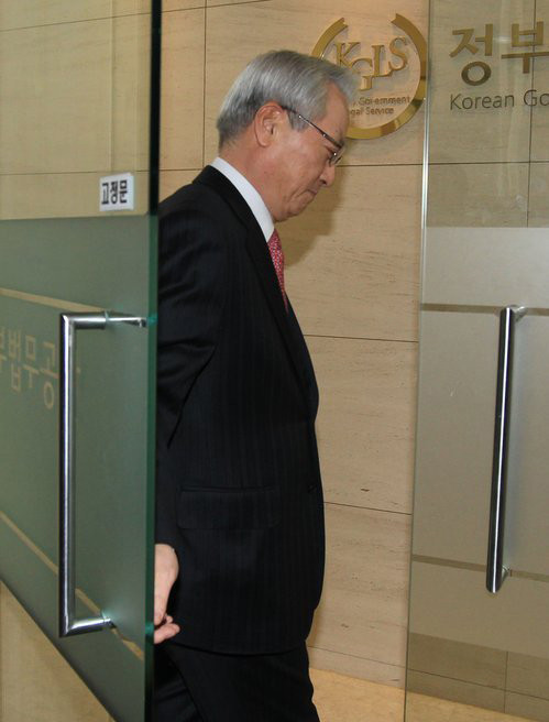 ▲ 사퇴압박을 받고 있는 정동기 감사원장 후보자가 11일 오전 서울 서초구 서초동 정부법무공단으로 출근한 뒤 거취를 묻는 취재진의 질문에 답한 뒤 사무실로 향하고 있다. ⓒ 연합뉴스