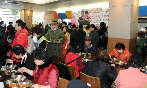 ▲ 서울 종로구 이화동 소재 종로노인종합복지관에서 떡국을 먹고 있는 노인과 인근 주민들.  ⓒ 김상엽 기자