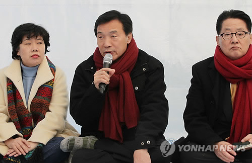 ▲ 민주당의 전방위 압박이 예사롭지 않다. 사진은 민주당 손학규 대표와 박지원 원내대표가 지난달 15일 충남 천안역 광장에 마련된 천막에서 진행된 당 최고위원회의에 참석해 인사말을 하는 모습.ⓒ연합뉴스