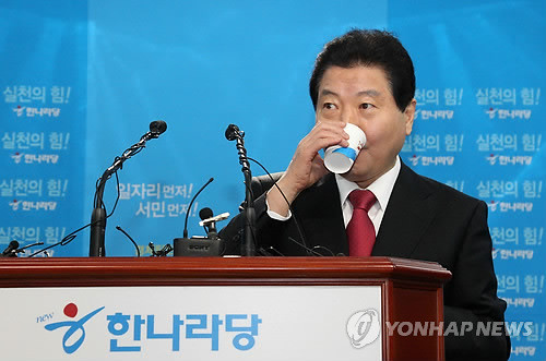 ▲ 보온병, 자연산 발언 이후 한나라당 안상수 대표는 정신없는 모습이다. 안 대표가 지난 11일 오전 서울 여의도 당사에서 열린 신년 회견에서 물을 마시고 있다.ⓒ연합뉴스