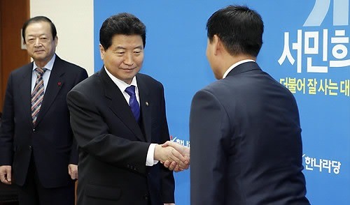 ▲ 한나라당 안상수 대표가 지난달 10일 여의도 당사에서 열린 중앙위원회 임명장 수여식에서 관계자들과 악수를 나누고 있다. ⓒ 연합뉴스