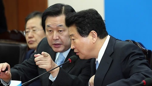 ▲ 한나라당 안상수 대표가 12일 오전 여의도 한나라당 당사에서 열린 최고중진연석회의에서 김무성 원내대표와 논의를 하고 있다. ⓒ 연합뉴스