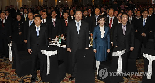 ▲ 한나라당 안상수 대표와 참석자들이 12일 오전 서울 종로구 부암동 하림각에서 열린 한나라당 중앙위원회 신년하례회에서 애국가를 부르고 있다. ⓒ 연합뉴스