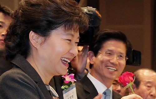 ▲ 박근혜 한나라당 전 대표가 6일 서울 프레스센터에서 열린 '2011 재경대구경북인 신년교례회'에서 축하공연 중 성악가 서정학씨로부터 장미꽃을 받고 환한 미소를 보이고 있다.  ⓒ 연합뉴스