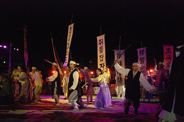 ▲ 대구에서 열렸던 '민란 콘서트' 당시 공연 장면. 죽창을 든 공연자 뒤로 '쥐를 잡자'는 현수막이 보인다.ⓒ