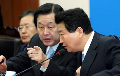 ▲ 12일 한나라당 최고중진연석회의에서 김무성 원내대표(왼쪽)과 안상수(오른쪽) 대표가 의견을 교환하고 있다. ⓒ 연합뉴스