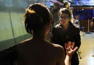 ▲ 알몸 인터뷰를 하는 소자자.ⓒ프레스1 캡처