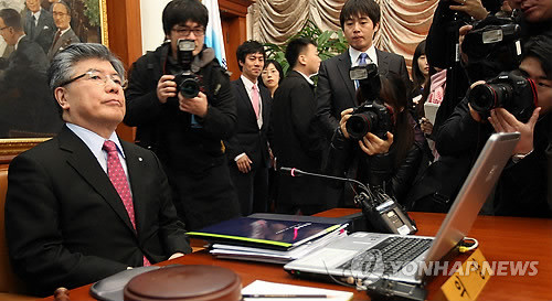 ▲ 김중수 한국은행 총재가 13일 오전 서울 중구 남대문로 한국은행에서 금융통화위원회의를 주재하고 있다. ⓒ 연합뉴스