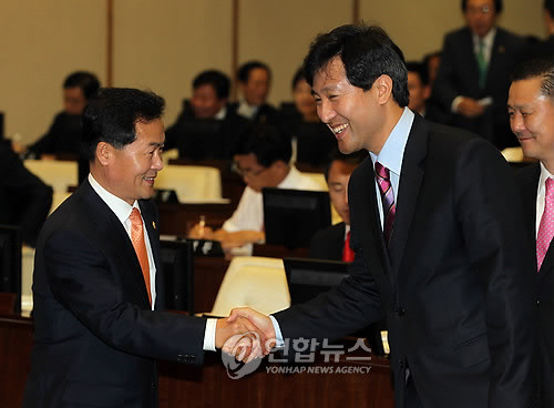 ▲ 오세훈 서울시장(오른쪽)과 허광태 서울시의회 의장이 웃으며 악수하는 모습.이들은 오는 16일 kbs TV토론에서 무상급식을 놓고 설전을 벌일 예정이다.ⓒ연합뉴스