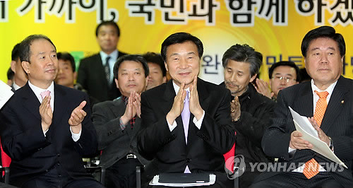 ▲ 손학규 민주당 대표(가운데)가 13일 전북 완주군 고산면 완주지역경제순환센터에서 열린 민주당 완주군민 토론마당에 참석해 박수치고 있다. ⓒ 연합뉴스