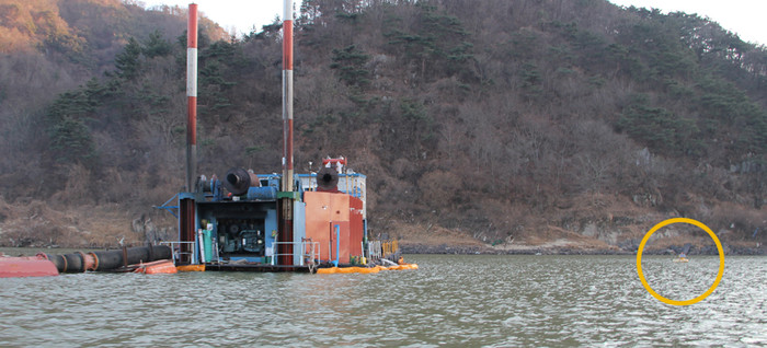 ▲ 수중준설선. 오른쪽 원 안은 실시간으로 탁도를 재 원격으로 송신하는 탁도측정기이다.