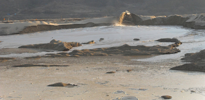 ▲ 수중준설토가 물과함께 최초로 쏟아져나오는 투기장. 토출구에서 쏟아진 모래 물이 수십미터만 가면 아라앉아 맑아진다.