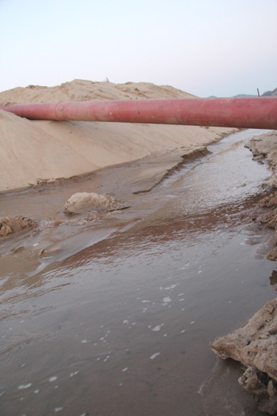 ▲ 준설토 투기장에서 가로 세로 60m의 연못인 침사지 세곳을 거쳐 나온 물이 본류로 들어가기전에 흘러가는 침사로. 투기장 옆인데도 물이 벌써 맑아져 있다.