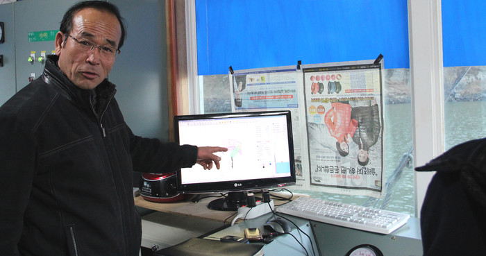 ▲ 거해산업 신창기 대표가 위성신호를 이용해 기록된 작업 궤적 화면을 설명하고 있다.