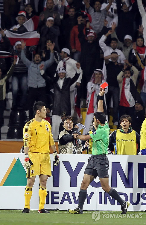 ▲ 일본의 골키퍼 가와시마 에이지가 14일 오전(한국시간) 도하 카타르스포츠클럽에서 열린 2011 카타르 아시안컵 B조 일본 대 시리아 경기에서 레드카드를 받고 있다.  ⓒ 연합뉴스