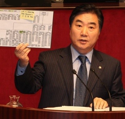 ▲ 이석현 민주당 의원이 14일 오전 안상수 한나라당 대표 차남의 로스쿨 입학과 관련, 허위 의혹을 제기한데 대해 공식적으로 사과했다. ⓒ 연합뉴스