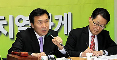 ▲ 민주당 손학규 대표가 14일 오전 부산시당에서 최고위원회의를 열고 있다. 손 대표는 이 자리에서 이석현 의원의 폭로와 관련해 