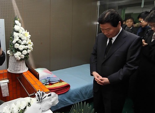 ▲ 안상수 한나라당 대표가 박종철 열사 24주기를 맞은 14일 오전 서울 용산구 남영동 박종철 기념관을 찾아 박 열사가 숨진 조사실에서 영정 앞에 묵념하고 있다. ⓒ 연합뉴스