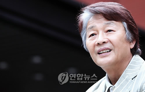 ▲ 지난 9일 오후 자신의 차량을 몰던 대리운전 기사 신씨를 폭행한 혐의로 조사를 받고 있는 탤런트 서인석.