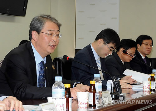 ▲ 임종룡 기획재정부 차관(왼쪽)이 14일 정부과천청사에서 열린 물가안정대책회의를 주재, 모두발언을 하고 있다. 2011.1.14 photo@yna.co.kr