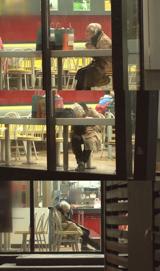 ▲ 매일 정해진 시간에 맥도날드에서 새우잠을 자고 어디론가 떠나버리는 일명 '맥도날드 할머니'의 최근 근황이 전해져 화제다. ⓒSBS 화면 캡처