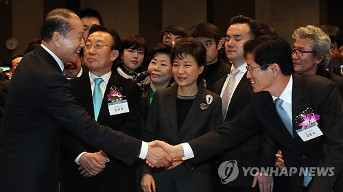 ▲ 지난 6일 서울에서 열린 재경 대구.경북신년교례회에까지 만난 박근혜 전 대표와 김문수 경기지사ⓒ연합뉴스