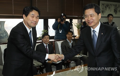 ▲ 이주호 교육과학기술부장관과 장석웅 전국교직원노동조합 신임 위원장이 14일 서울 종로구 세종로 정부중앙청사에서 만나 악수하고 있다.ⓒ연합뉴스