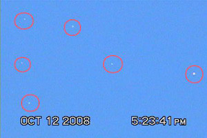 ▲ 2008년 10월 12일 광화문 상공에 출현한 정체불명의 UFO.ⓒ한국UFO조사분석센터 자료