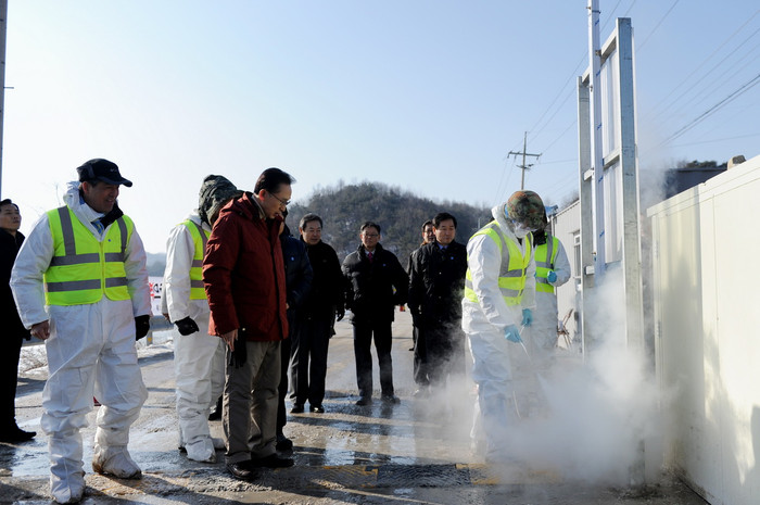 ▲ 이명박 대통령이 16일 혹한 속에서 방역 활동중인 강원도 횡성군 갈풍리 방역 초소를 방문해 방역상황을 살펴보고 있다.ⓒ 청와대