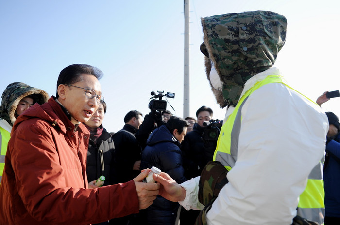 ▲ 이명박 대통령이 휴일인 16일 강원도 횡성군 갈풍리 방역 초소를 방문해 방역활동중인 군장병을 격려하고 있다.ⓒ 청와대