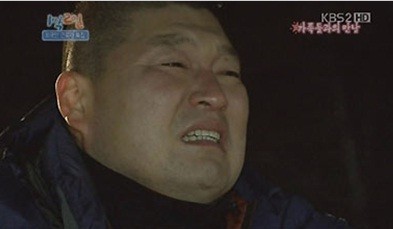 ▲ 강호동이 외국인 근로자 까르끼의 가족상봉 장면을 보고 눈물을 흘리고 있다. ⓒ 1박2일 방송화면