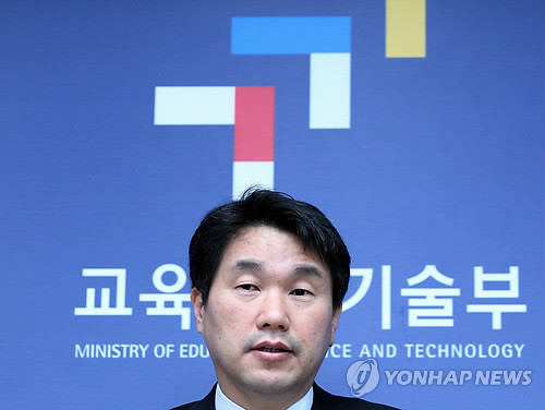▲ 이주호 교육과학기술부 장관이 17일 서울 세종로 정부중앙청사에서 학교문화 선진화방안을 발표하고 있다.ⓒ연합뉴스