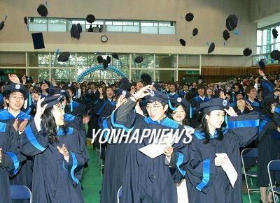 ▲ 눈물과 환희가 가득하던 고등학교 졸업식에 때아닌 경찰이 동참하게 되면서 예전같은 축제 분위기는 쉽지 않아질 전망이다. 사진은 지난해 울산 현대청운고등학교에서 학생 모두가 학사모를 쓰고 졸업식 행사를 진행하는 모습.ⓒ연합뉴스