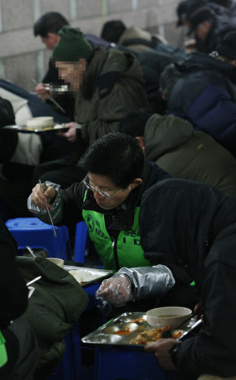 ▲ 김문수 지사가 현장 중심의 복지 정책을 강조했다. 사진은 김 지사가 노숙인들과 함께 식사를 하는 모습ⓒ경기도
