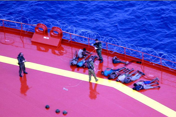 ▲ 러시아 해군 특수부대에 체포된 소말리아 해적들. 선원들은 피신처(citadel)에 숨어 있었다고 한다.ⓒ