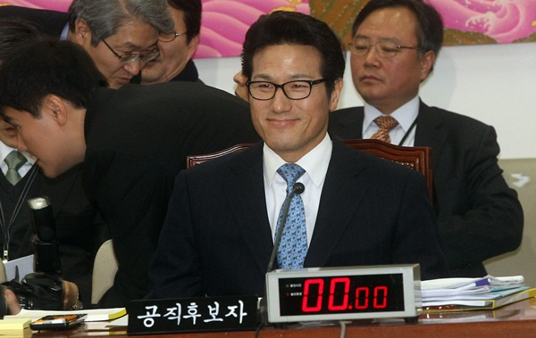 ▲ 정병국 문화체육관광부장관 내정자가 17일 국회 문방위 인사청문회에서 의원들과 눈인사하며 미소짓고 있다. ⓒ 연합뉴스