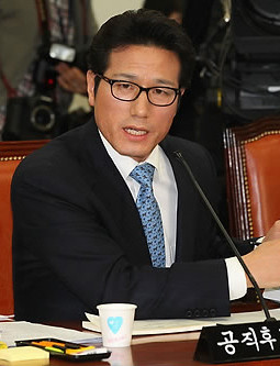 ▲ 정병국 문화체육관광부장관 내정자가 17일 국회 문방위 인사청문회에서 의원들과 눈인사하며 미소짓고 있다. ⓒ 연합뉴스