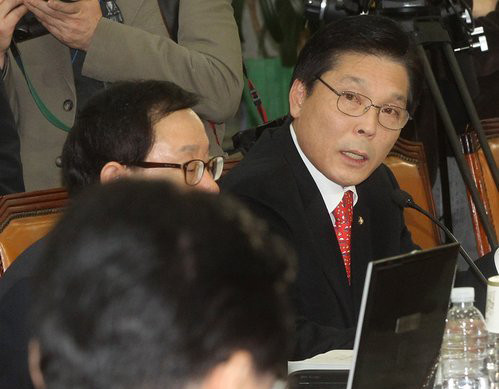 ▲ 18일 오후 국회 지경위 최중경 지식경제부장관 내정자 인사청문회에서 한나라당 이상권 의원이 질의하고 있다. ⓒ 연합뉴스